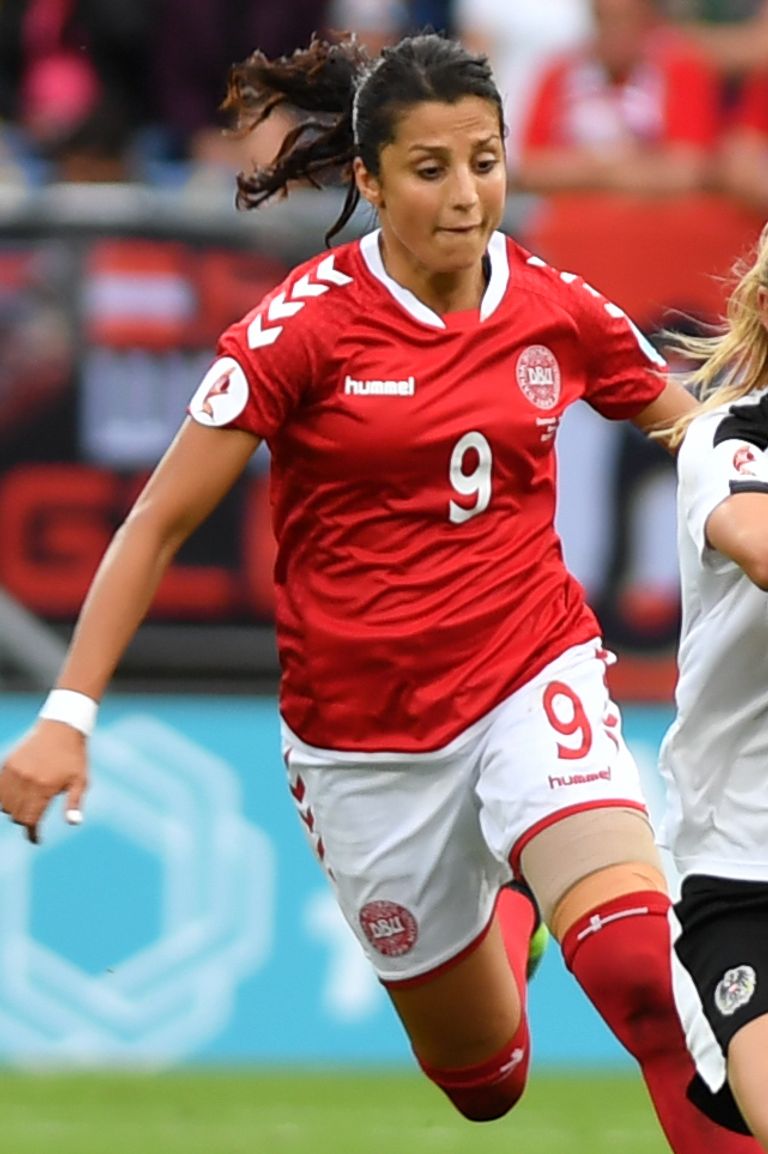 ناديا نديم بقميص منتخب الدنمارك ناديا نديم بقميص مانشستر سيتي ضد تشيلسي