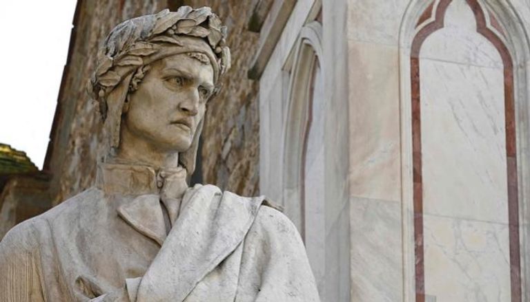 تمثال للشاعر الإيطالي دانتي أليجيري