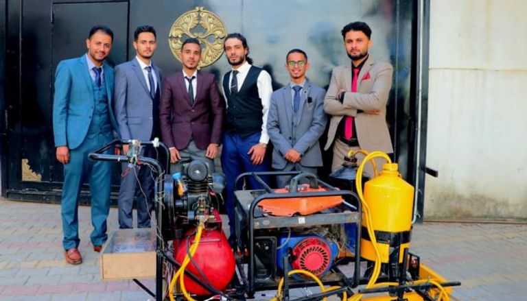 شباب يمنيون يصنعون روبوتا لطلاء الأرصفة بمعدات محلية