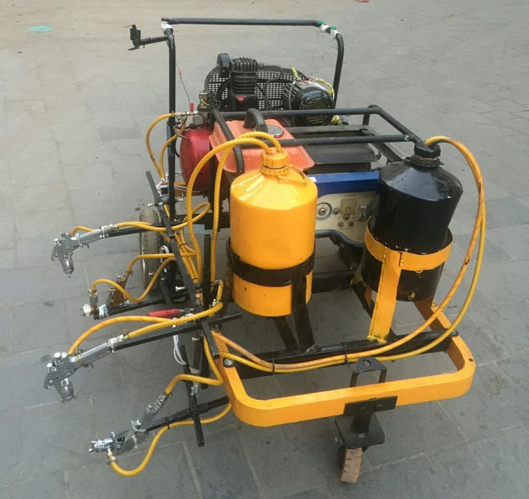 شباب يمنيون يصنعون روبوتا لطلاء الأرصفة بمعدات محلية