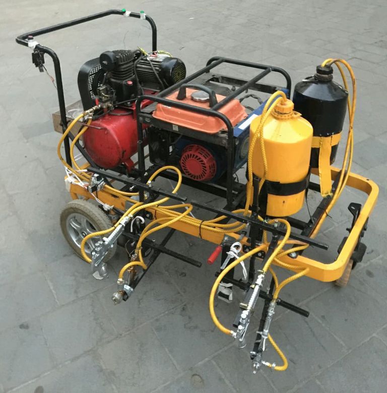 شباب يمنيون يصنعون روبوتا لطلاء الأرصفة بمعدات محلية