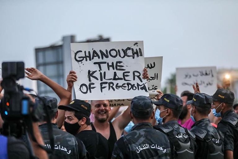 لافتات مناهضة للإخوان بتونس