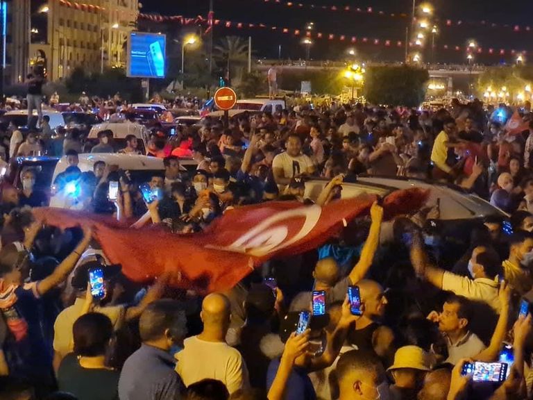 لافتات مناهضة للإخوان بتونس