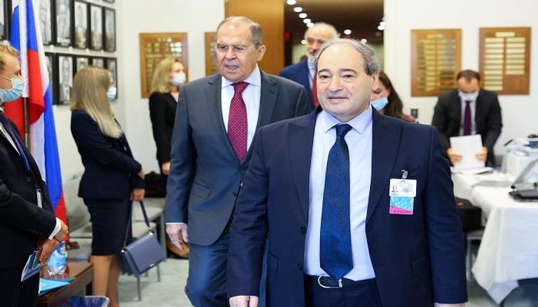 وزير الخارجية السوري في الأمم المتحدة وخلفه نظيره الروسي