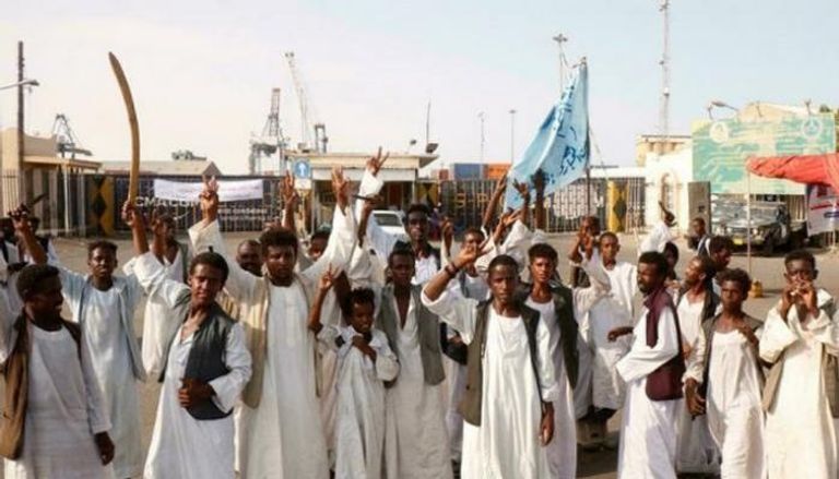 متظاهرون سودانيون يتجمعون خارج المدخل الرئيسي لميناء بورتسودان
