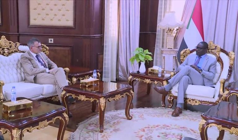 عضو مجلس السيادة محمد الفكي سليمان مع رئيس يونيتامس