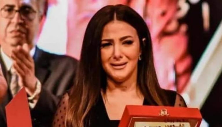 دنيا سمير غانم تبكي في حفل افتتاح مهرجان المسرح القومي بالقاهرة