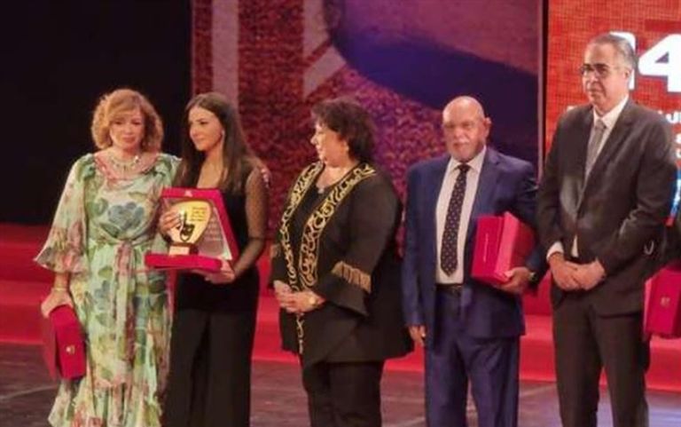 دنيا سمير غانم تغالبها الدموع