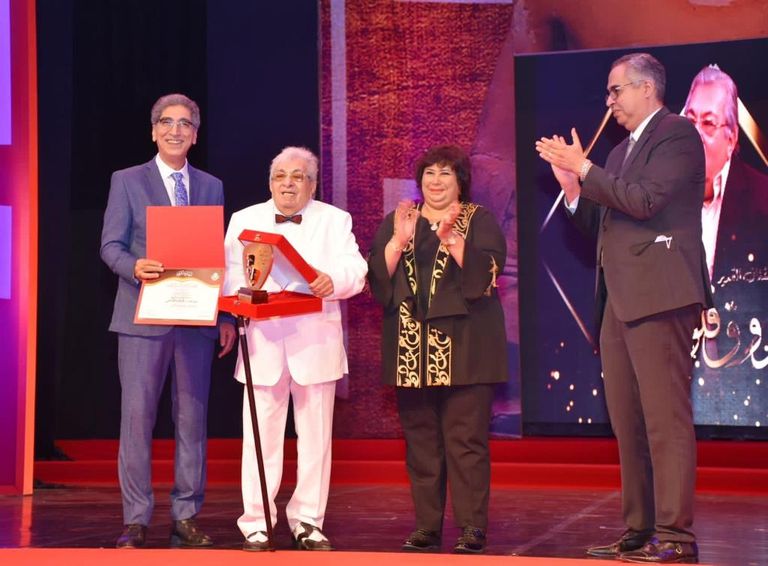 دنيا سمير غانم تغالبها الدموع