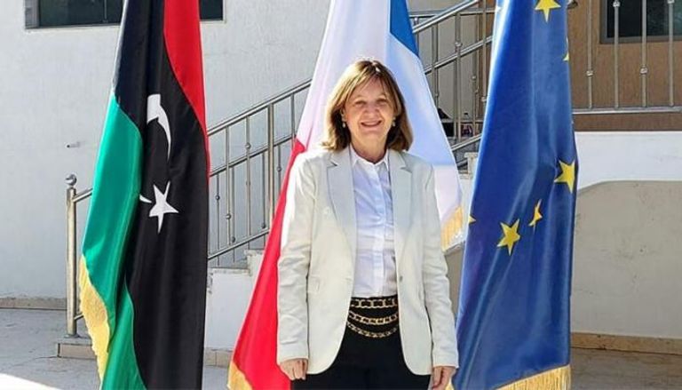 السفيرة الفرنسية في ليبيا أمام مقر السفارة في طرابلس