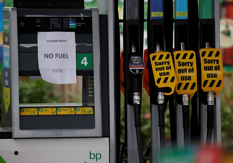محطة بريتش بتروليم البريطانية تعلق لافتة "نأسف لا يوجد وقود" - رويترز طابور سيارات أمام محطة وقود في كامبرلي قرب لندن - أ.ف.ب
