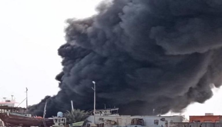 حريق هائل يلتهم ميناء الشحر شرق اليمن
