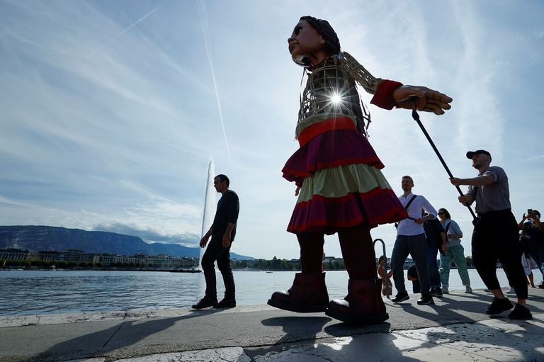 "أمل الصغيرة" في رحلة عبر أوروبا لدعم اللاجئين الأطفال