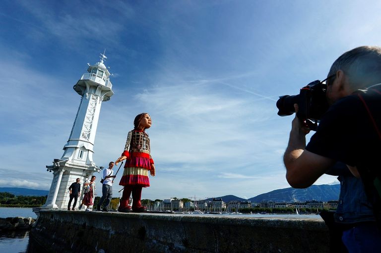 "أمل الصغيرة" في رحلة عبر أوروبا لدعم اللاجئين الأطفال