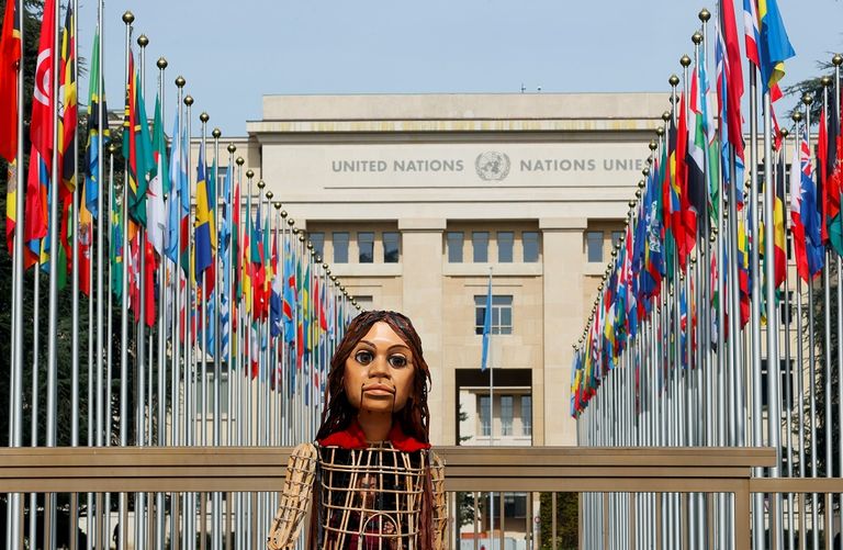 "أمل الصغيرة" في رحلة عبر أوروبا لدعم اللاجئين الأطفال