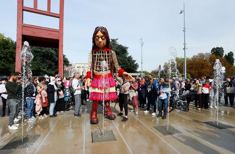 "أمل الصغيرة" في رحلة عبر أوروبا لدعم اللاجئين الأطفال