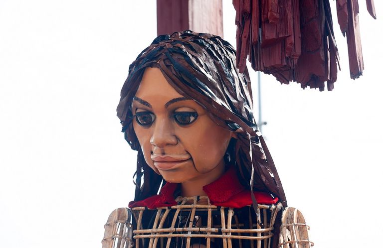 "أمل الصغيرة" في رحلة عبر أوروبا لدعم اللاجئين الأطفال