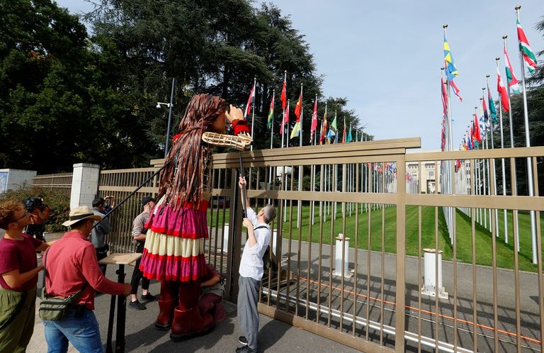 "أمل الصغيرة" في رحلة عبر أوروبا لدعم اللاجئين الأطفال