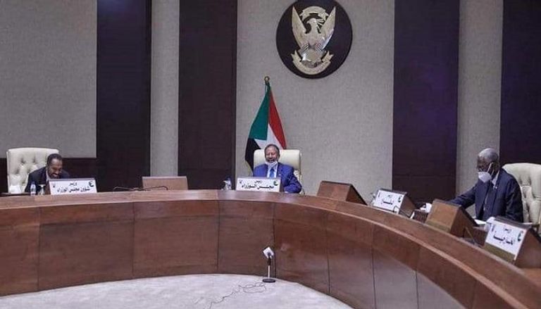 حمدوك خلال ترؤس اجتماع دوري لمجلس الوزراء السوداني