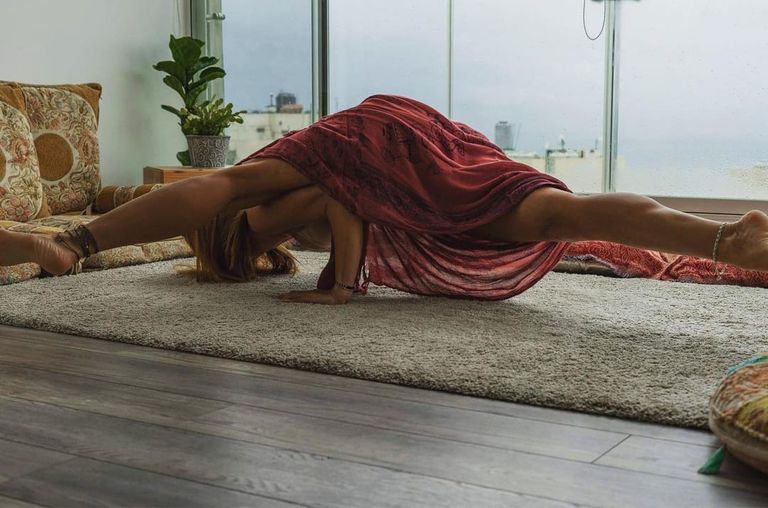 لبنانيون يلجأون إلى اليوغا