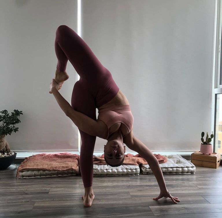 لبنانيون يلجأون إلى اليوغا