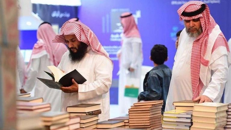 الزائرون يتفقدون الكتب في معرض الرياض الدولي للكتاب 2021