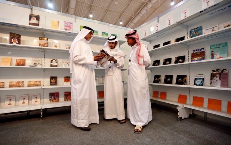 الزائرون يتفقدون الكتب في معرض الرياض الدولي للكتاب 2021