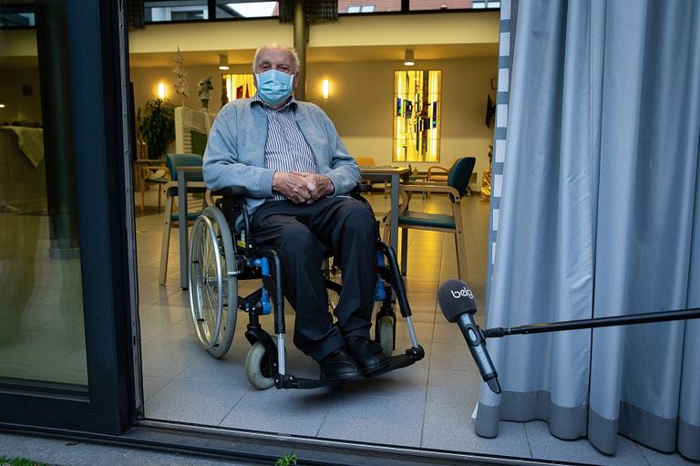 صينيون يحملون حقائبهم في محطة قطارات بكين