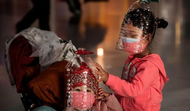 صينيون يحملون حقائبهم في محطة قطارات بكين