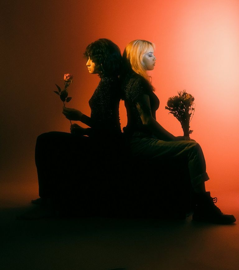 رجل مسن يلعب تنس الطاولة