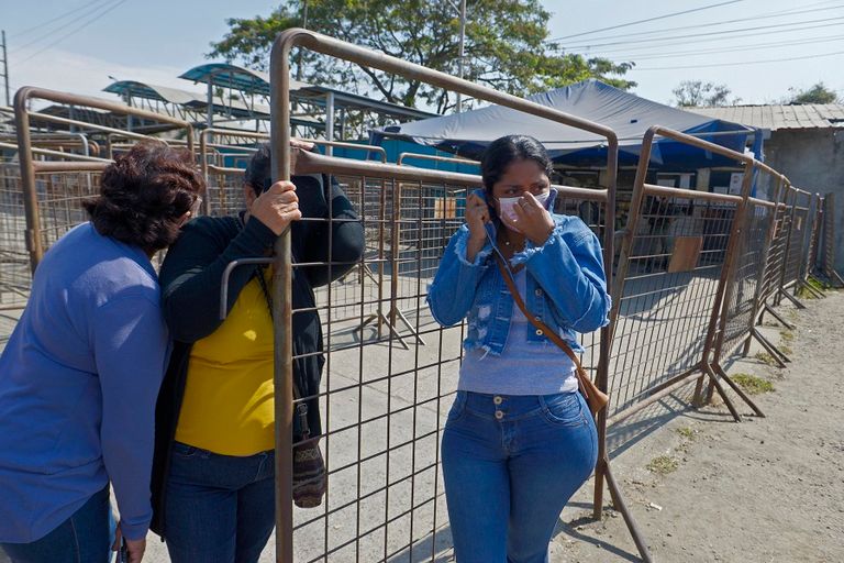 أهالي ضحايا الاشتباكات أمام أبواب السجن - أ.ف.ب سجن مدينة غواياكيل في ولاية غواياس - أ.ف.ب