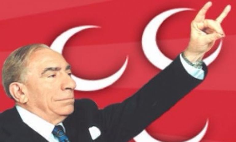 أردوغان وهو يلوح بإشارة