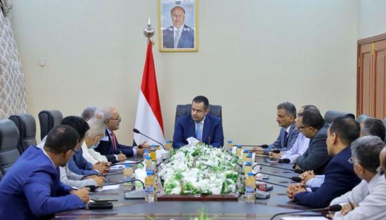 رئيس الحكومة اليمنية في اجتماع بالعاصمة المؤقتة عدن