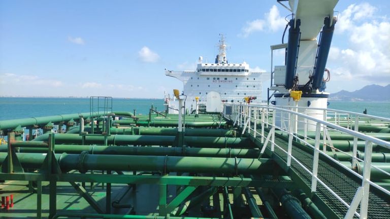 اليمن يتسلم الدفعة السادسة من منحة الوقود السعودية