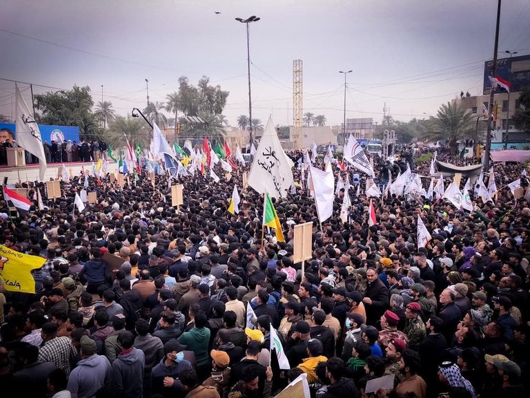 أنصار مليشيات عراقية ترفع صور أذرع إيران بالمنطقة