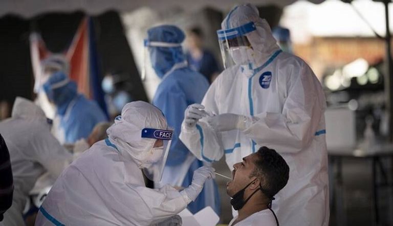 لافتة تشير إلى مركز اختبار لفيروس كورونا- أرشيفية