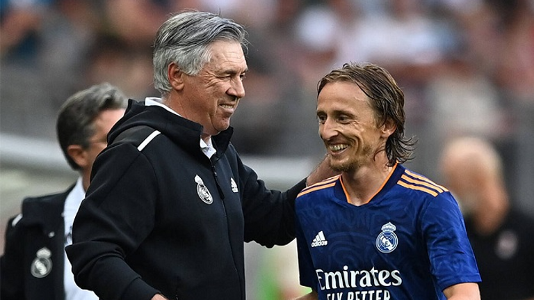 كارلو أنشيلوتي ولوكا مودريتش كارلو أنشيلوتي مدرب ريال مدريد