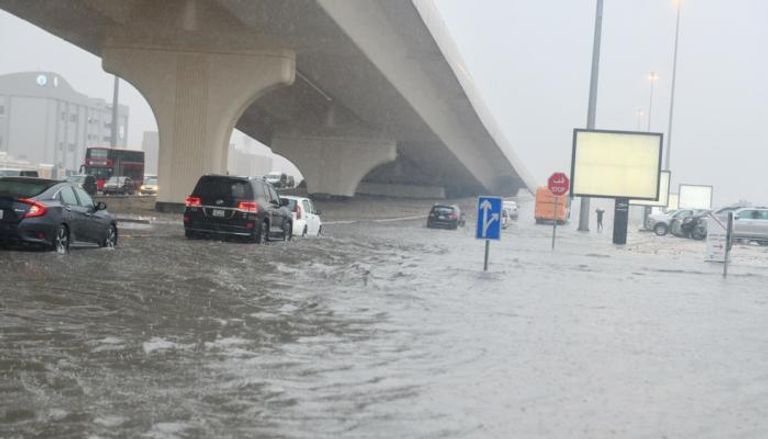 مياه الأمطار تغمر أحد الشوارع في الكويت 