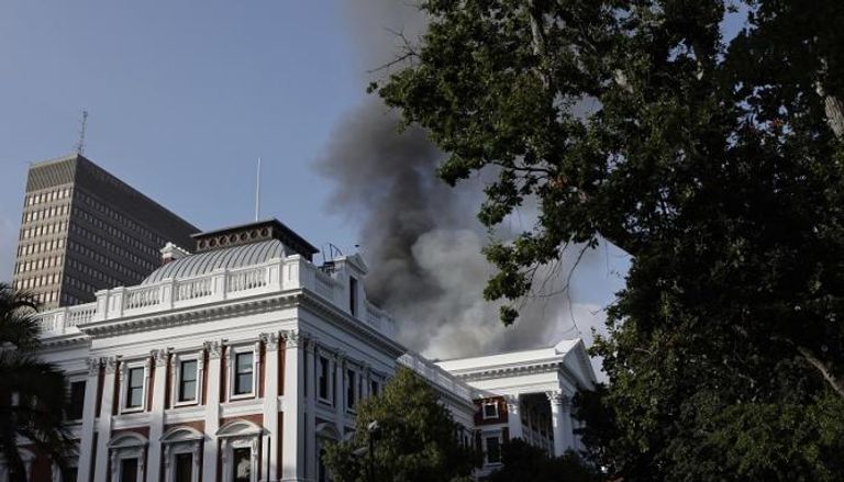 جانب من الحريق في مقر برلمان جنوب أفريقيا- ا ف ب