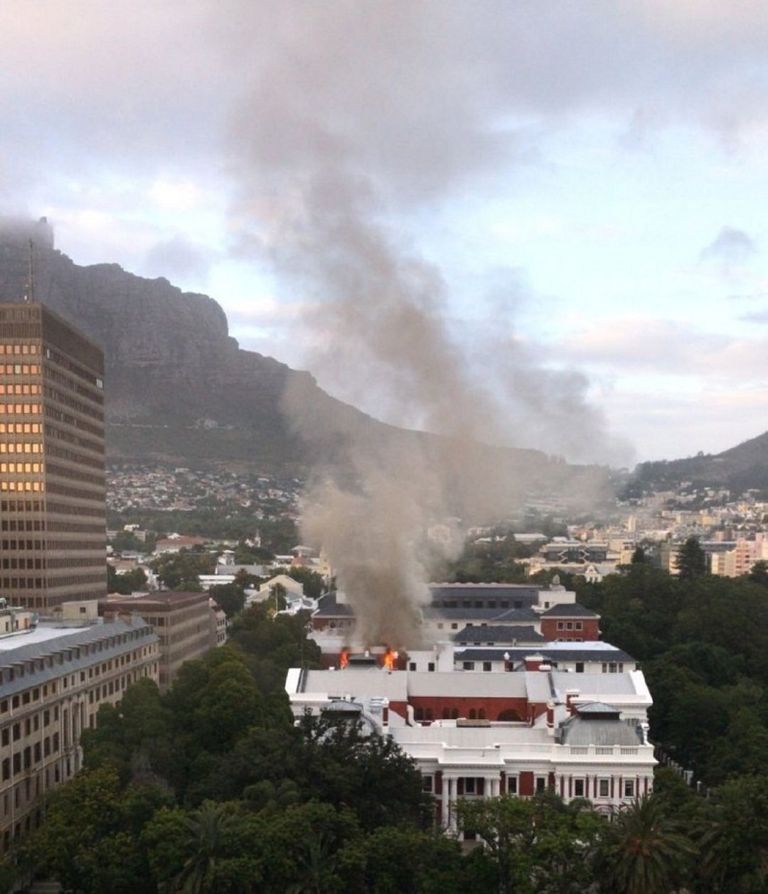 تفاصيل حريق في مقر برلمان جنوب أفريقيا بالصور