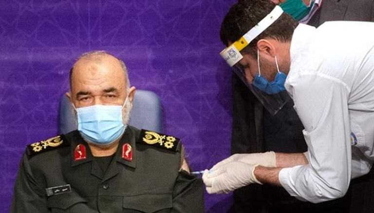 قائد الحرس الثوري الإيراني يمزق زيه العسكري لتلقي اللقاح