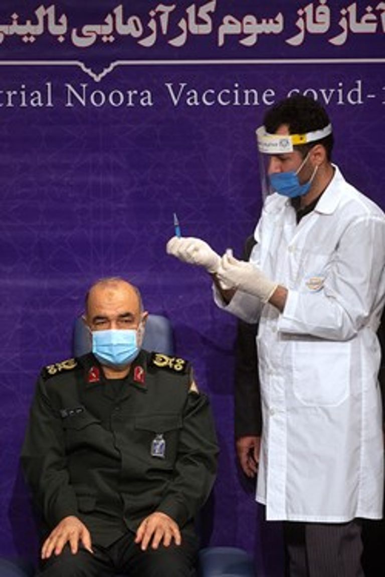 قائد الحرس الثوري الإيراني يمزق زيه العسكري لتلقي اللقاح