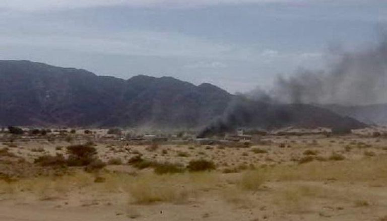 لحظة تصاعد النيران من محطة وقود قصفها الحوثيون بعسيلان