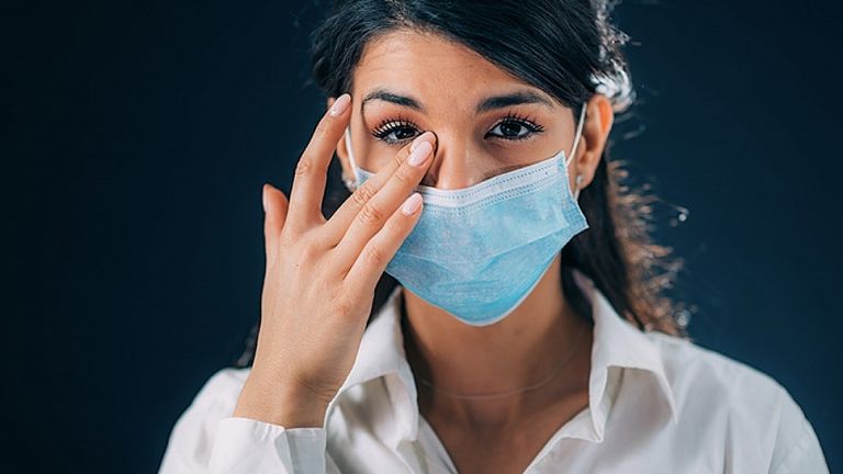 الإصابة بالعين الوردية يمكن أن تكون أحد أعراض كورونا