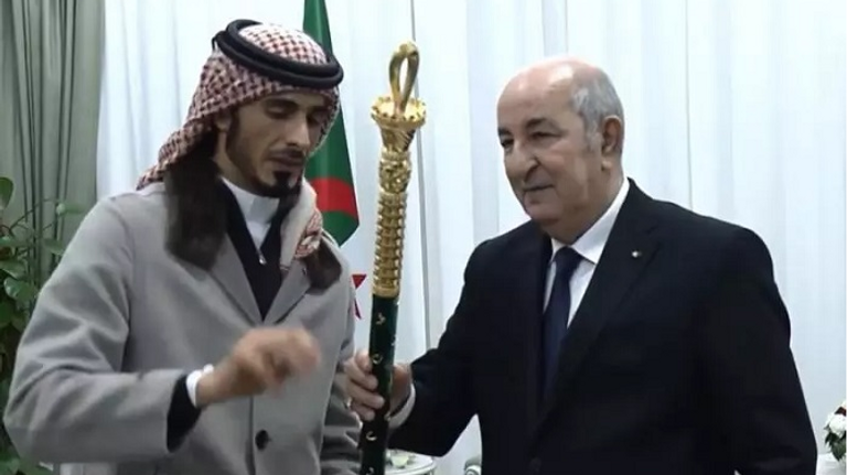 الرئيس الجزائري يتسلم هدية من اللجنة المنظمة لكأس العرب منتخب الجزائر بطل كأس العرب 2021