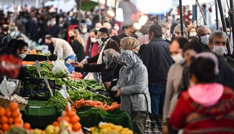 قفزة للتضخم في تركيا والليرة تتراجع