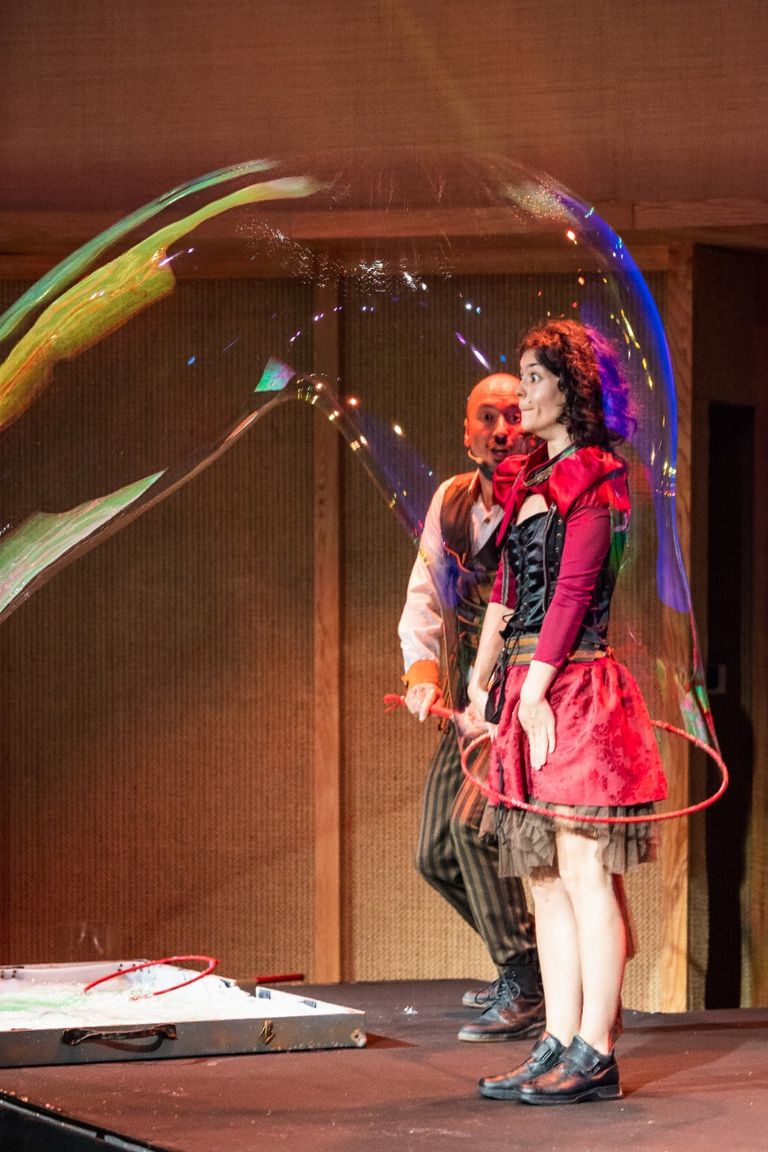 الفنان الإسباني ديفيد فيجا أثناء عرض الفقاعات