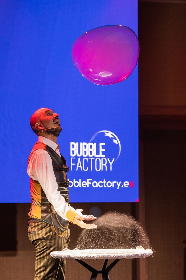 الفنان الإسباني ديفيد فيجا أثناء عرض الفقاعات