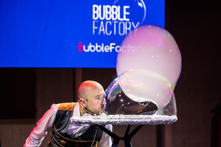 الفنان الإسباني ديفيد فيجا أثناء عرض الفقاعات