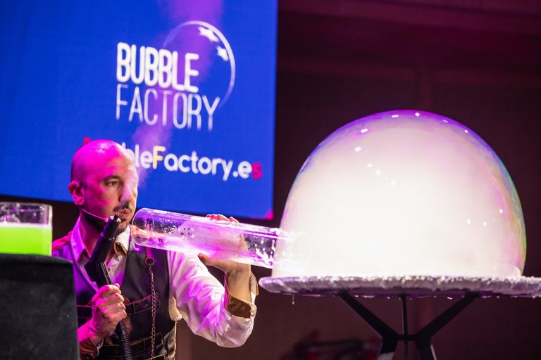 الفنان الإسباني ديفيد فيجا أثناء عرض الفقاعات